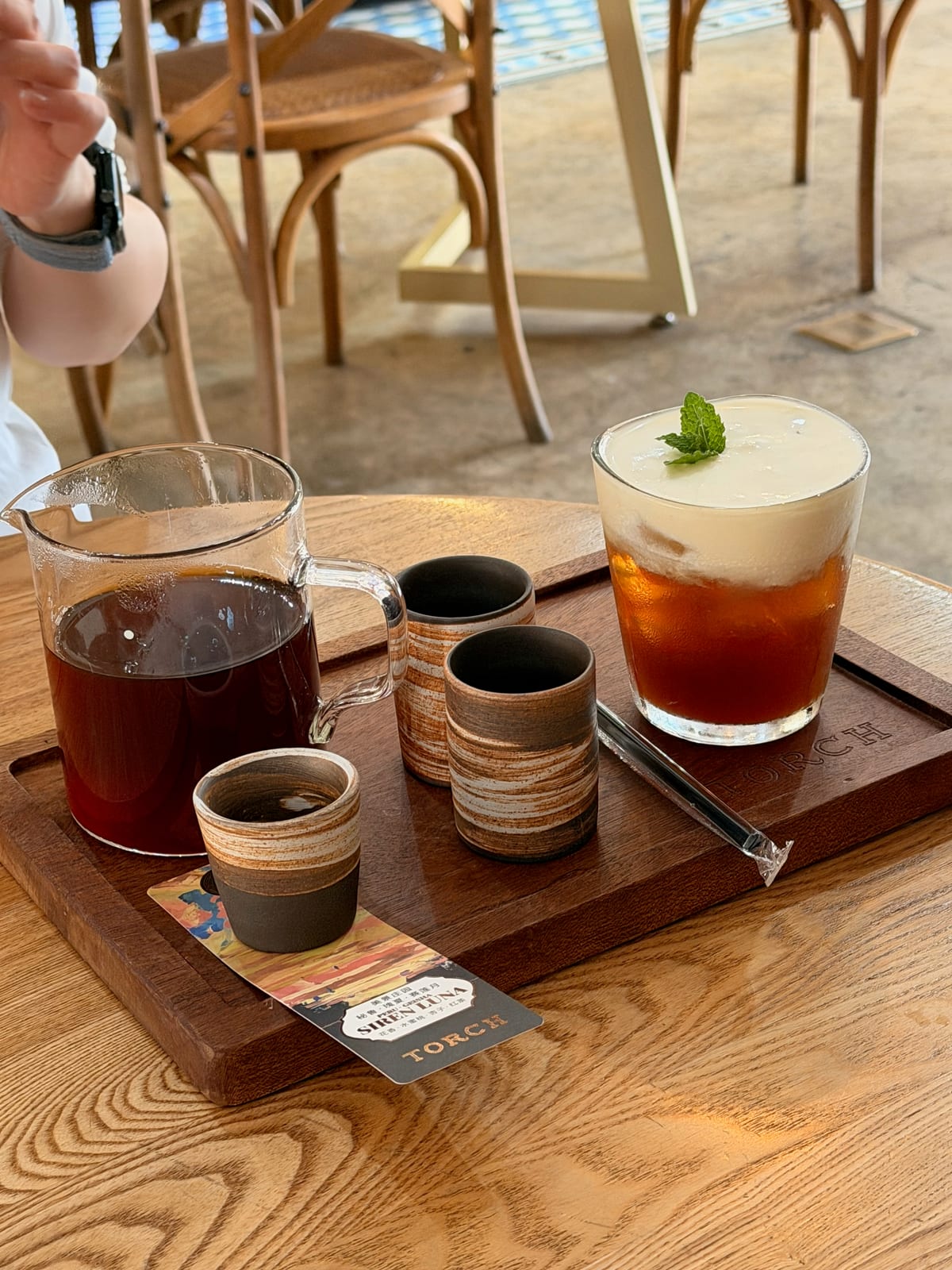 庄园 · 手冲 · 咖啡桌 / 木盘上的山泉与陶杯